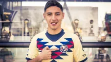 Leo Suárez posa con la camiseta del América