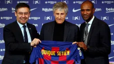 Quique Setién posa con Bartomeu y Abidal