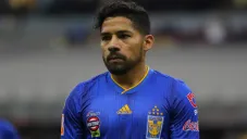 Javier Aquino durante un duelo con Tigres