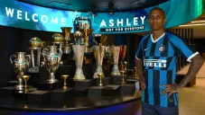 Ashley Young, junto a los trofeos de los Nerazzurri