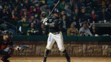 Leandro Castro en acción con los Cañeros de Los Mochis