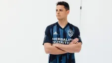 Chicharito Hernández con la playera de LA Galaxy