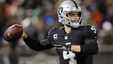 Derek Carr durante un partido de los Raiders