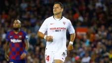 Chicharito durante un juego con Sevilla