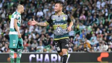 Jean Meneses celebra un gol con el León