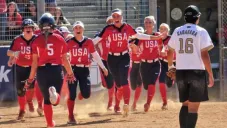 Jugadoras de Estados Unidos festejan un triunfo