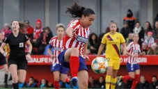 Charlyn Corral durante un duelo con el Atlético