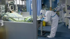 Médico atiende a un paciente en el hospital universitario de Zhongnan de Wuhan, China