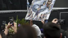 Bryant es recordado a las afueras del Staples Center