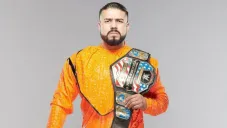Andrade con el cinturón de Campeón de la WWE