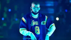 Bad Bunny homenajeando a Kobe en un concierto