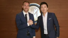Christian Eriksen tras la firma de su contrato con el Inter
