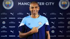 Fernandinho posa con la camiseta del Manchester City