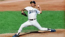 Narciso Elvira en un partido con Sultanes de Monterrey