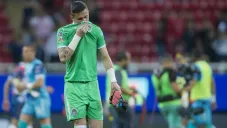 Raúl Gudiño lamentándose en un partido con Chivas