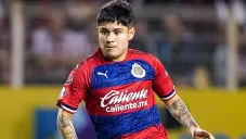 Chofis López durante un duelo con Chivas