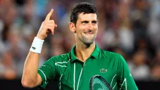 Novak Djokovic festeja tras vencer a Roger Federer