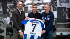 Krzysztof Piatek posa con la camiseta del Hertha Berlín