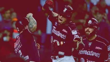 Jugadores de Tomateros celebran una carrera ante Venados