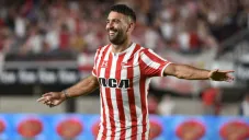 Martín Cauteruccio festeja uno de sus goles con Estudiantes
