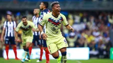 Roger Martínez festeja un gol con América