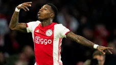 Quincy Promes festeja su anotación contra el PSV
