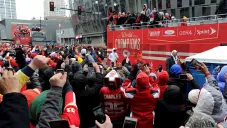 Seguidores de los Chiefs ven pasar el autobús de los campeones