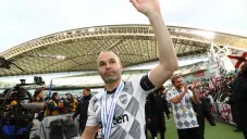 Andres Iniesta con su medalla de campeón