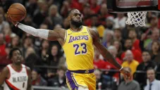 LeBron James jugando con los Lakers