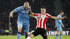 Ryan Thomas lucha en contra de Sebastian Holmen