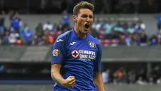 Santiago Giménez celebra una anotación con Cruz Azul