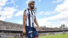 Rodolfo Pizarro durante un duelo con Rayados