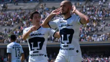 Carlos González celebra una anotación con Pumas