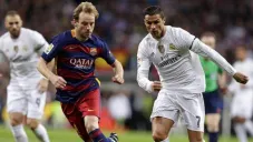 Rakitic y Cristiano Ronaldo durante un duelo en España