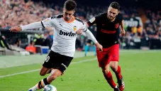 Torres y Koke pelean por el esférico en el Mestalla