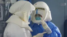 Personal médico trabaja en una zona aislada del hospital de Jinyintan