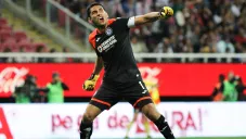 Jesús Corona festeja la victoria de Cruz Azul sobre Chivas