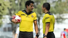 Luis Alfredo García y su asistente debaten una jugada