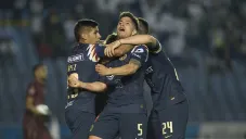 Jugadores de América, festejan gol