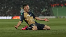 Johan Vásquez festeja un gol con los Pumas
