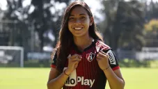 Zellyka Arce posa con la playera del Atlas