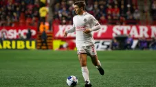 Isaác Brizuela en acción con Chivas