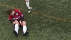 O'Toole golpeándose la rodilla