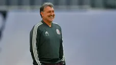 Tata Martino sonríe en un entrenamiento del Tri