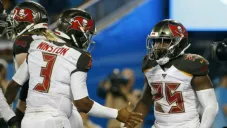 Jugadores de Tampa Bay celebran el triunfo sobre Carolina