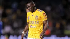 Julián Quiñones durante un partido con Tigres