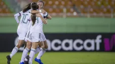 Jugadoras de México celebran gol
