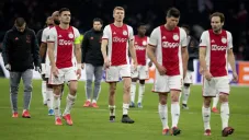 Jugadores del Ajax se lamentan tras derrota