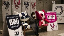Una mujer se retrata con las mascotas de Tokio 2020