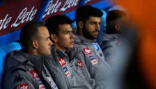 Hirving en la banca en un juego con Napoli